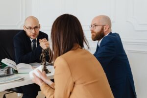 Pourquoi appelle-t-on un avocat « Maître » ?