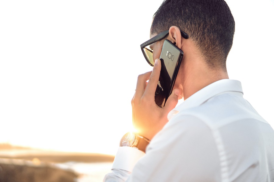 Un homme entrain de téléphoner 