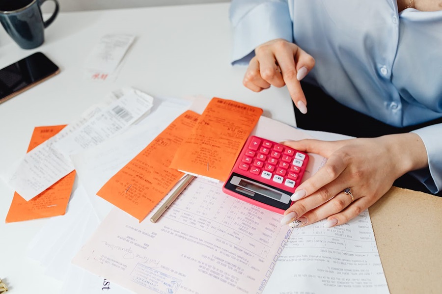 mains-calculatrice-finance-a-l-interieur